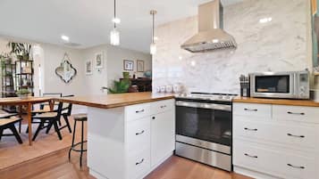 Fridge, microwave, stovetop, dishwasher