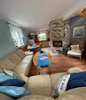 スマートテレビ、暖炉、卓球台