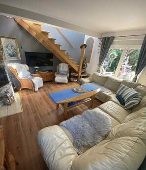 スマートテレビ、暖炉、卓球台