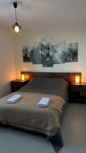 2 Schlafzimmer, Bügeleisen/Bügelbrett