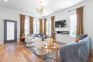 Smart TV - The Vinyl Vault - 6 Minutes from Broadway (Nashville)