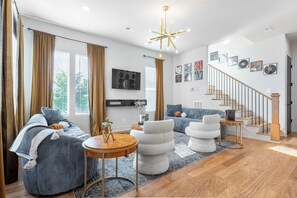 Smart TV - The Vinyl Vault - 6 Minutes from Broadway (Nashville)