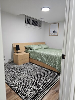 2 bedrooms, iron/ironing board, WiFi, bed sheets - Cozy 2 bedrooms and 1 bath for 4 guests! (Calgary)