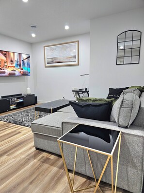 Living area - Cozy 2 bedrooms and 1 bath for 4 guests! (Calgary)