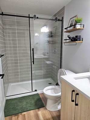 Shower, hair dryer, towels, soap - Cozy 2 bedrooms and 1 bath for 4 guests! (Calgary)