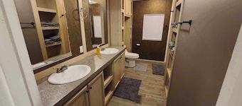 Cozy 4-bedroom Hobet House less than 1 mile to Ivy Branch Trailhead. 
