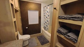 Serviettes fournies, savon, shampoing, papier toilette