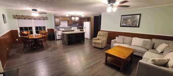 Cozy 4-bedroom Hobet House less than 1 mile to Ivy Branch Trailhead.