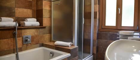 Apartment | Badezimmer | Seife, Shampoo, Toilettenpapier