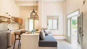 Une cuisine moderne dotée d’un îlot central, de meubles en bois et d’un luminaire suspendu.