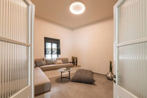 Smart-TV, bøker og kontorer