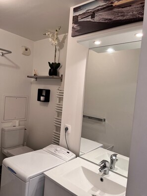 Hårtork, handdukar, tvål och toalettpapper