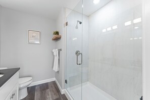 Shower, hair dryer, towels, soap - Summer Specials! #1 Location, Arcade, Near SDC, Modern, Panoramic Views, Pools (Branson)