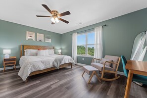 3 chambres, coffres-forts dans les chambres, bureau, lit parapluie