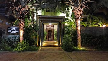 Mặt tiền nơi lưu trú - ban đêm