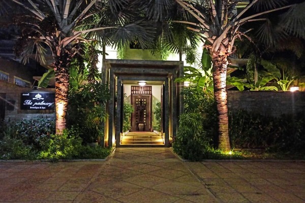 Fachada da propriedade à noite