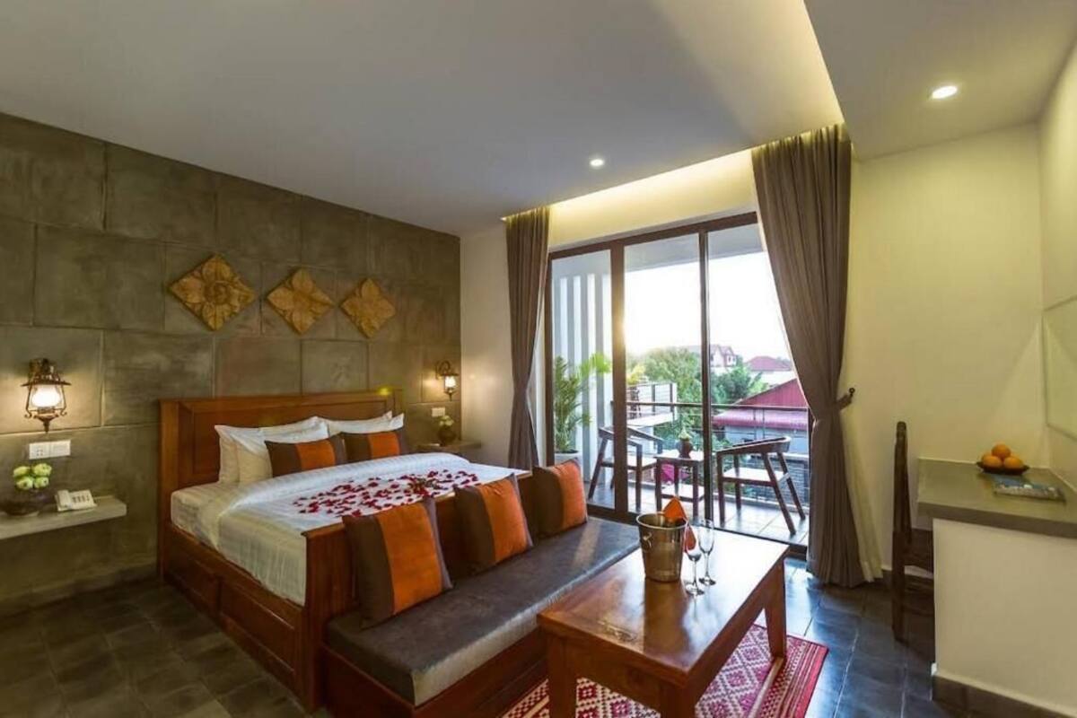 Habitación doble, vistas a la piscina | Caja fuerte, sistema de insonorización, wifi gratis