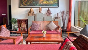 Un salon comprenant un canapé, une table basse et un tableau accroché au mur.