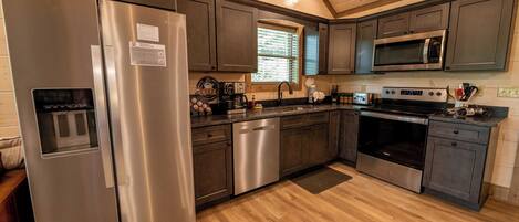 Køleskab, mikrobølgeovn, ovn, kogeplade