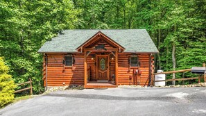 Exterior - Peaceful 2BD Cabin w/ FirePit! Game Room + HOT TUB (Sevierville)