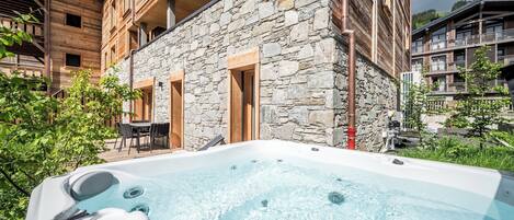Outdoor spa tub
