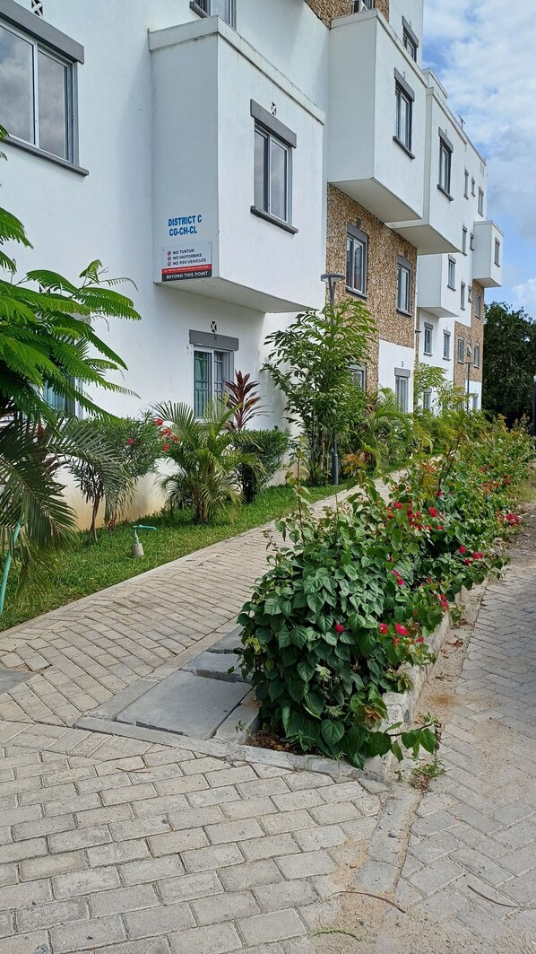 Property grounds - Modern 3-Bedroom Apartment with Pool & Basket Ball Court at Buxton Point Mombasa (Mombasa)