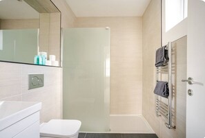 Apartment | Private kitchen | Fridge, oven, stovetop, electric kettle