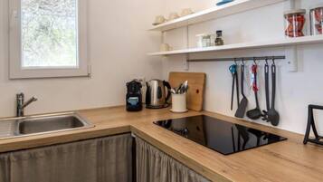 Refrigerador, microondas, parrilla de estufa y cafetera y tetera