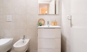 Bruser, hårtørrer, bidet, håndklæder