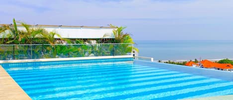 2 piscines extérieures
