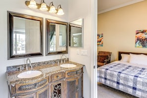 2 bedrooms, desk, iron/ironing board, internet