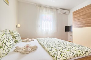 3 chambres, fer et planche à repasser, Wi-Fi, draps fournis