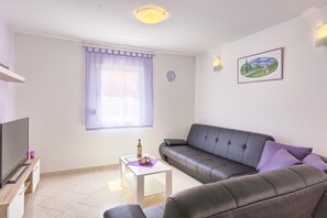 Een televisie, een open haard en tafelvoetbal