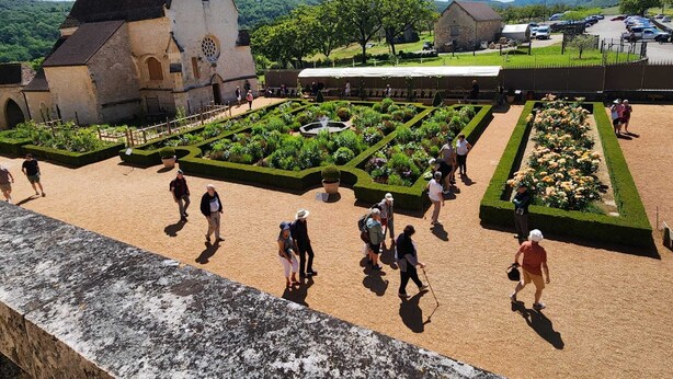 Un bâtiment historique abritant une église et doté d’un jardin bien entretenu, agrémenté de sentiers.
