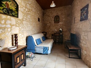 Televisie, een dvd-speler, boeken en een stereo