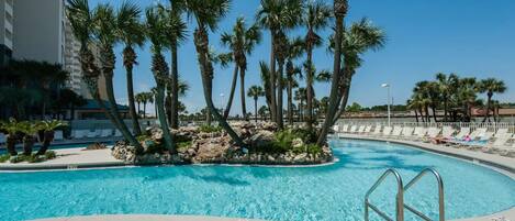 حمّام سباحة مُدفَّأ