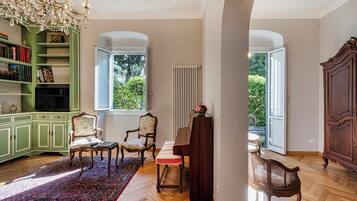 Apartamento | Área de estar | TV 30 cm com canais digitais