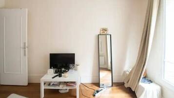 1 Schlafzimmer, BĂŒgeleisen/BĂŒgelbrett, WLAN, BettwĂ€sche