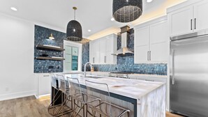 Private kitchen - Costa-Florida: 7 Bedrooms, Private Pool, Community Pool and Gym (Mexico Beach)