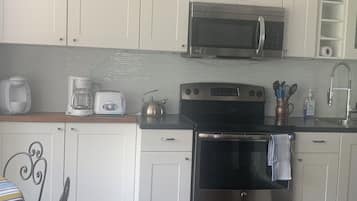 雪櫃、微波爐、焗爐、爐具