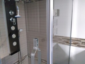 Dusche, Haartrockner, Handtücher, Seife