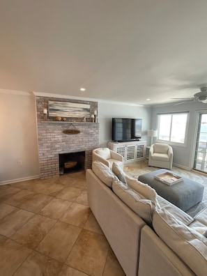 Smart TV, chimenea y libros