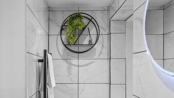 Dusche, Haartrockner, HandtĂŒcher