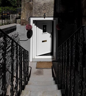 Property grounds - Elegant Apartment with Breathtaking Bay & Sea Views (Rothesay)