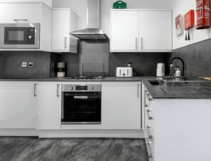Een koelkast, een magnetron, een oven, een kookplaat