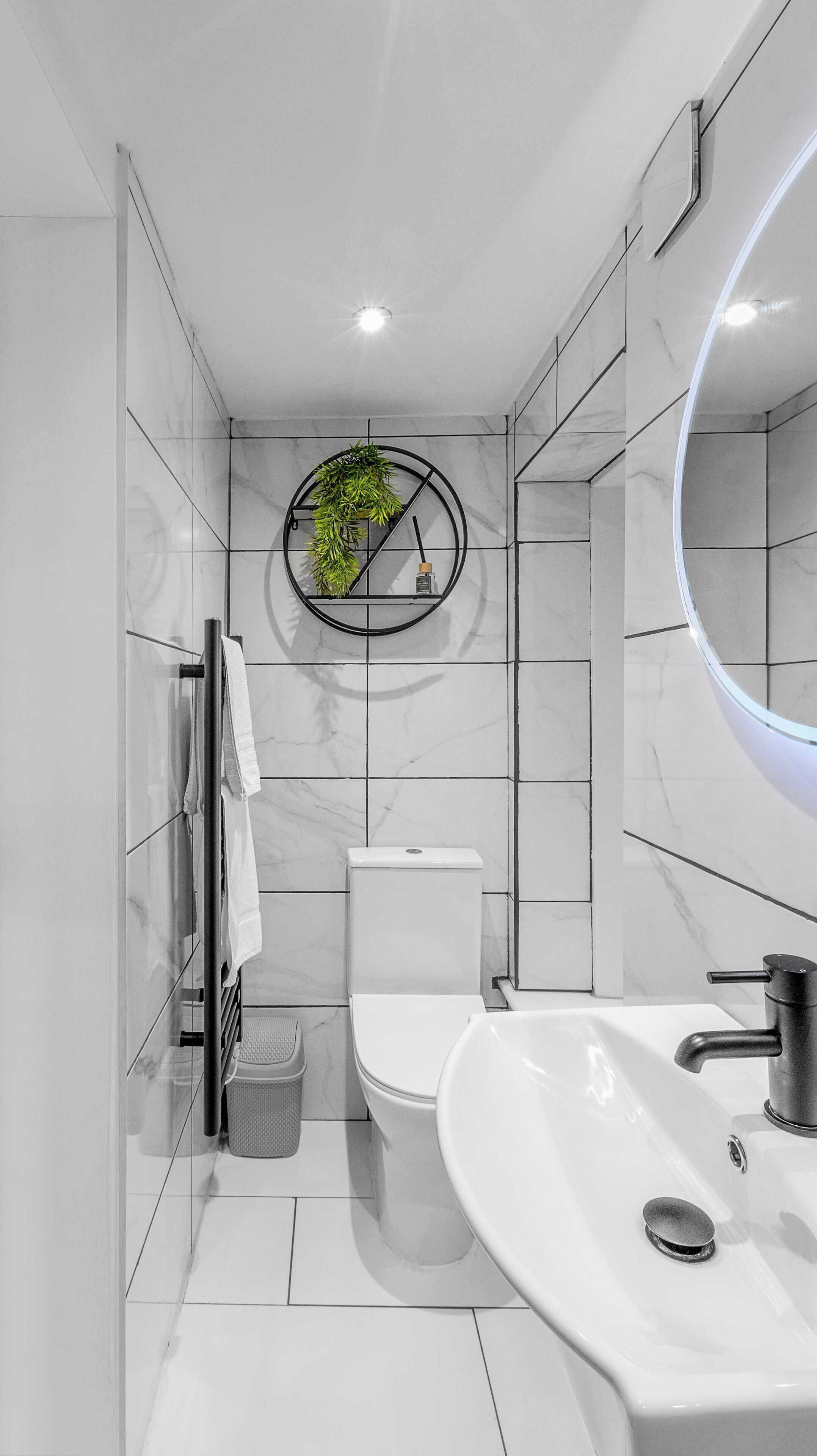 Dusj, hårføner og håndklær