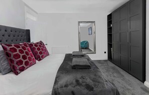 2 bedrooms, iron/ironing board, travel cot, WiFi - Elegant Apartment with Breathtaking Bay & Sea Views (Rothesay)