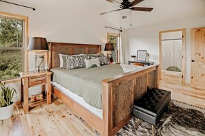 2 bedrooms, desk, iron/ironing board, WiFi