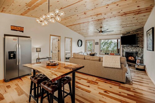 270° Mountain Views at EverLight Mountain Escape - Couples Retreat
