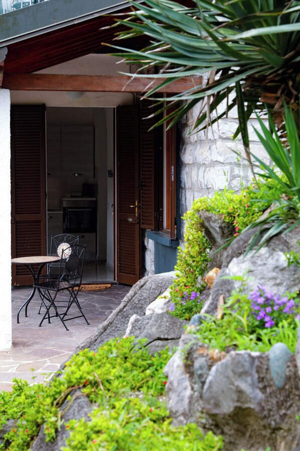 Outdoor dining - Wisteriaroom Appartamento in Villa 10 Min. da Como (Como)